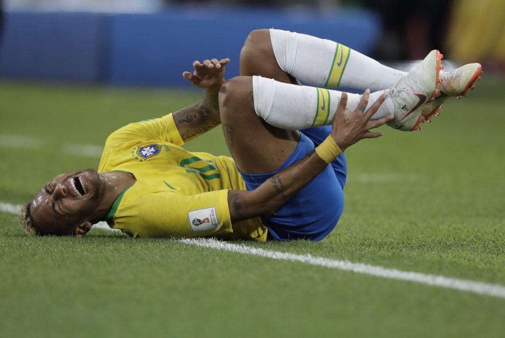 Футболист Neymar симулирует